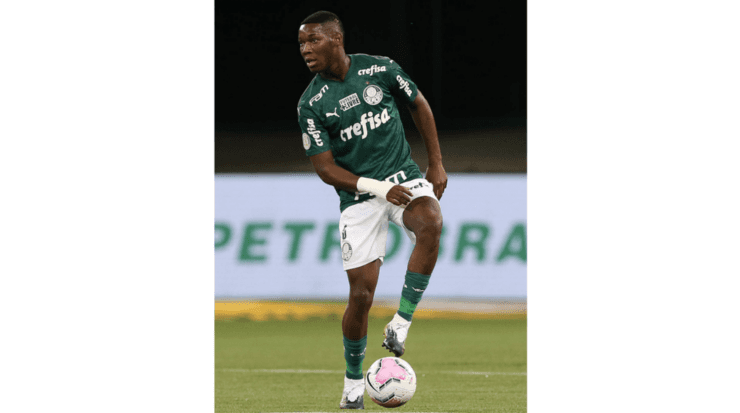 Patrick olha o jogo e encontra um time que não se posiciona para receber a bola, a saída é recuar, cena recorrente nos jogos Palestrinos (Foto: César Greco/Ag. Palmeiras)
