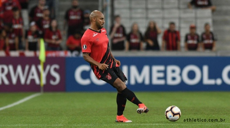 Jonathan é um dos jogadores que não viaja para Montevidéu - Foto: Divulgação/Athletico.