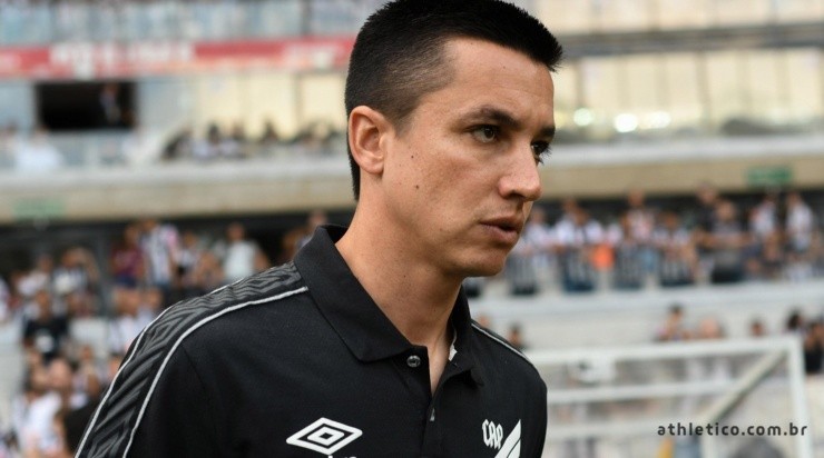 Barros não é mais técnico do Athletico (Foto: Divulgação/Athletico)