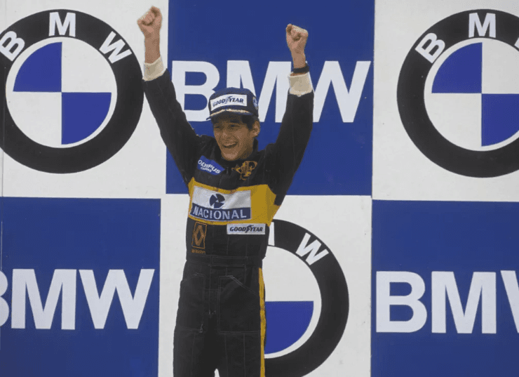 Ayrton Senna comemora sua primeira vitória na Fórmula 1, no Estoril em 1985