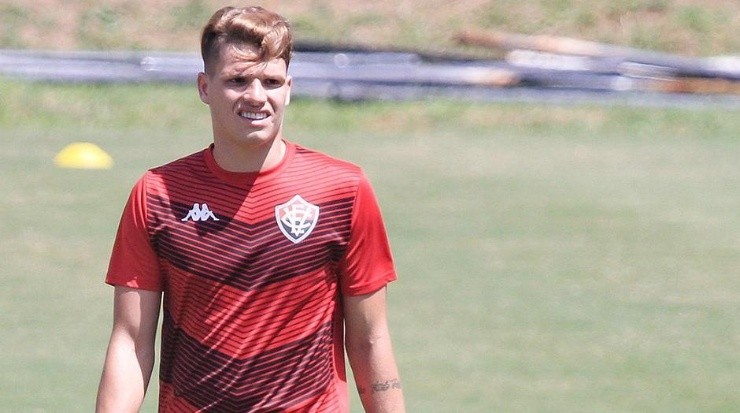 No Vitória: jovem disputa a Série B (Foto: Leticia Martins/Divulgação/EC Vitória)