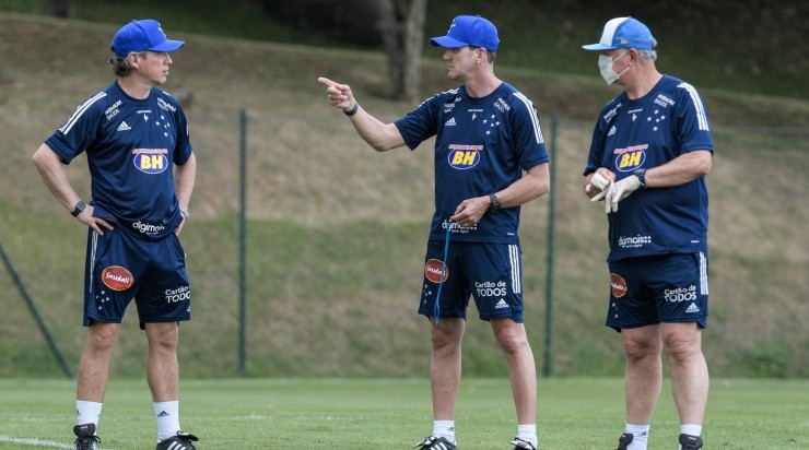 Ao lado da comissão técnica: Felipão trabalha para identificar carências (Foto: Gustavo Aleixo/Cruzeiro/Divulgação)