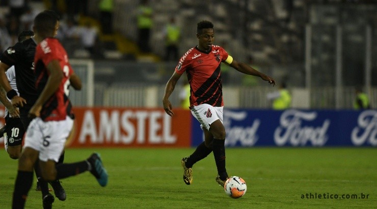 Volante está na mira de Felipão - Foto: Divulgação/Athletico.