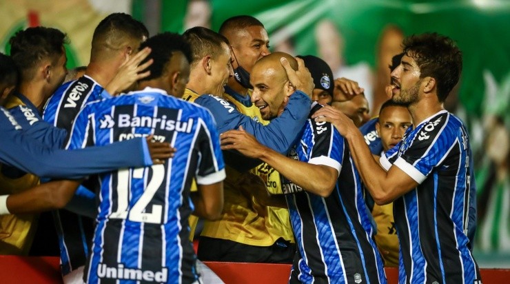 Thaciano comemora o gol com os jogadores do Grêmio – (Foto – Ficker Grêmio de Foot-ball Porto Alegrense)