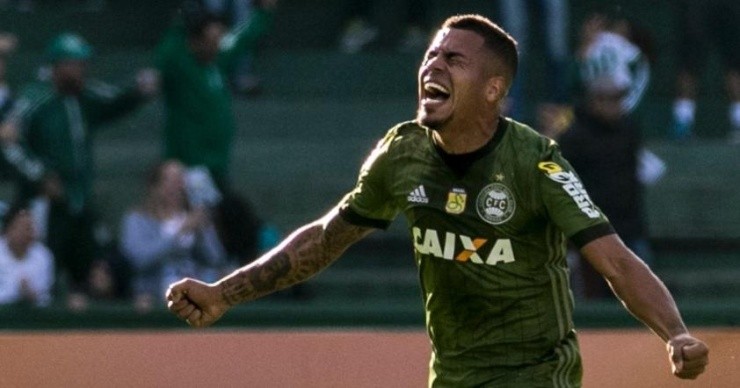 Thiago Carleto em ação pelo Coritiba. Foto: Divulgação