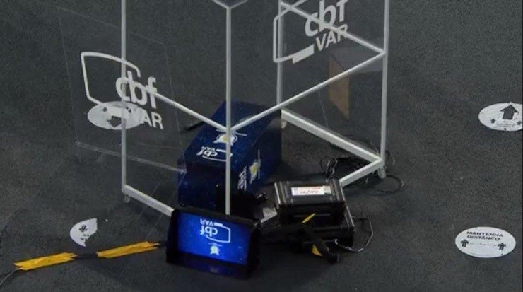 Equipamento do VAR destruído após fúria de Gatito – Foto: Reprodução
