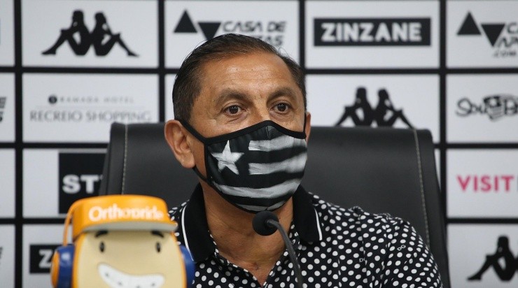 Ramón Díaz e Jonas trabalharam juntos na Arábia Saudita – Foto: Gabriel Baron – Botafogo