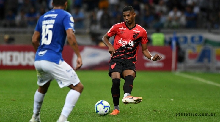 Abner pode assumir a lateral esquerda do Furacão com a ausência de Márcio Azevedo – Foto: Divulgação – Athletico