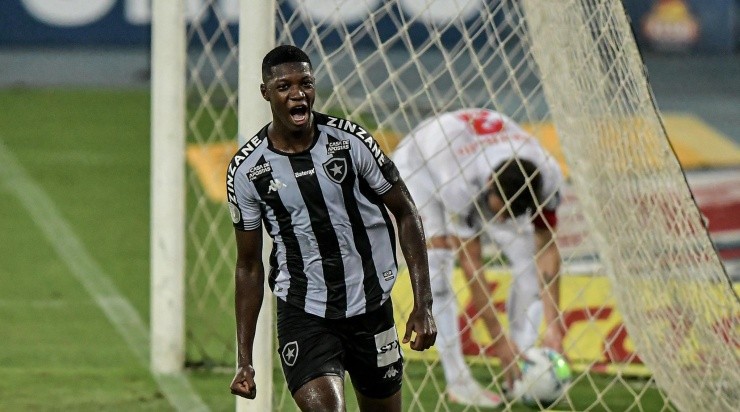 Matheus Babi comemora o gol do Glorioso após concluir de cabeça – Foto: ThiagoRibeiro – Botafogo