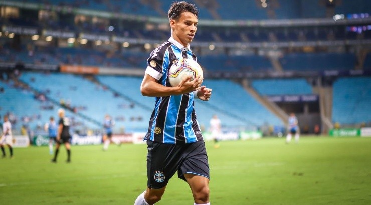 Ferreira deve atuar ao lado de Pepê - Foto: Lucas Uebel/Grêmio.