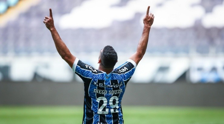 Diego Souza foi autor dos dois gols da vitória que carimbou a passagem do Grêmio para a sua15ª semifinal – Foto: Grêmio – Divulgação