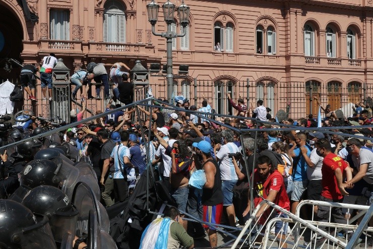 Fãs de Maradona à frente da Casa Rosada. (Foto: Getty Images)