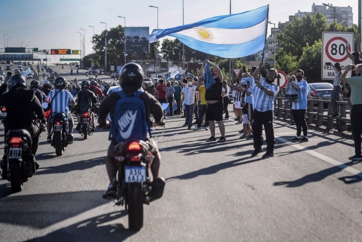 Fãs de Maradona acompanham cortejo do corpo. (Foto: Getty Images)