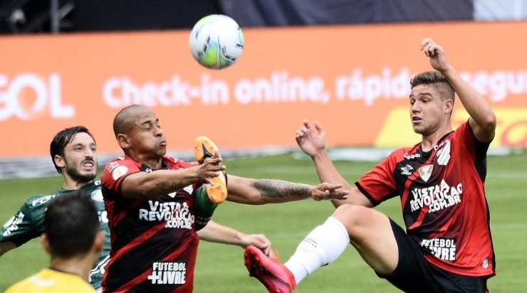 Athletico Paranaense perdeu para o Palmeiras por 3 a 0.