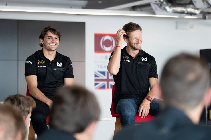 Pietro Fittipaldi e Romain Grosjean em entrevista. (Foto: Getty Images) Pietro Fittipaldi e Romain Grosjean em entrevista. (Foto: Getty Images)