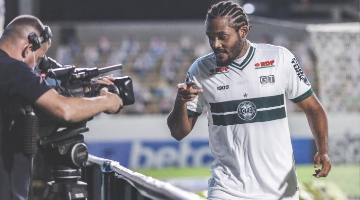 Sabino: boa temporada no Coxa (Foto: Divulgação/Coritiba)