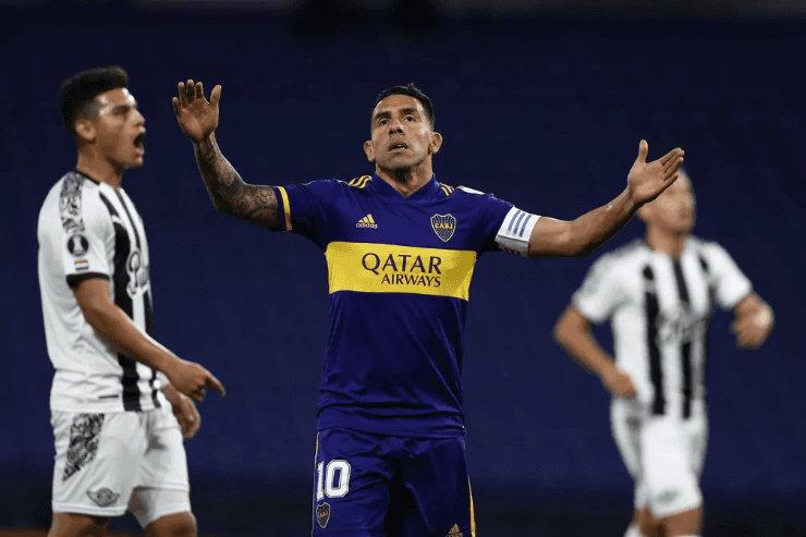 Tevez busca ajudar o Boca enquanto luta contra dificuldades fora do campo — Foto: Agustin Marcarian/EFE