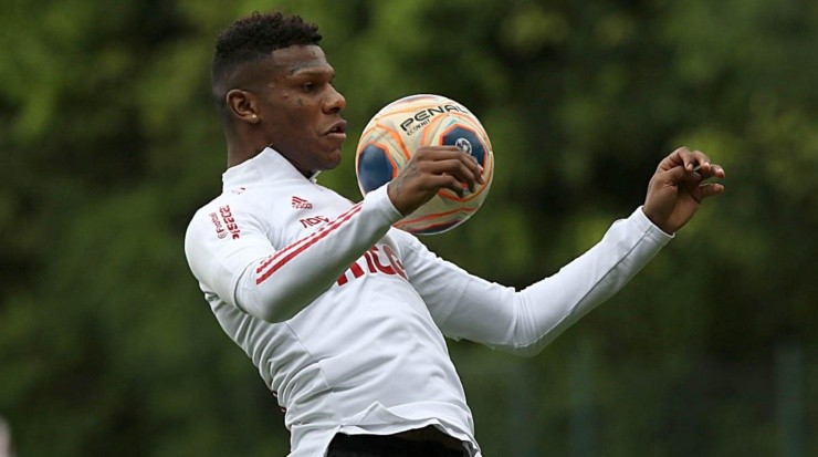 Arboleda ganha voto de confiança com Diniz - Foto: Rubens Chiri/São Paulo FC.