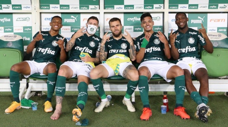 Lucas Lima junto com as crias da Academia. Foto: César Greco/Palmeiras