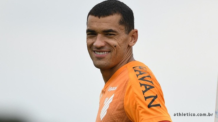 Santos: volta ao time titular (Foto: Mauricio Mano/Site Oficial do Athletico/Divulgação)