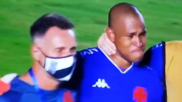 Lucão foi amparado pelo ídolo e atual preparador Carlos Germano (Foto: Reprodução)