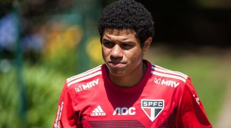 Gabriel Sara está incluído na lista de desfalques - Foto: Rubens Chiri/SPFC.