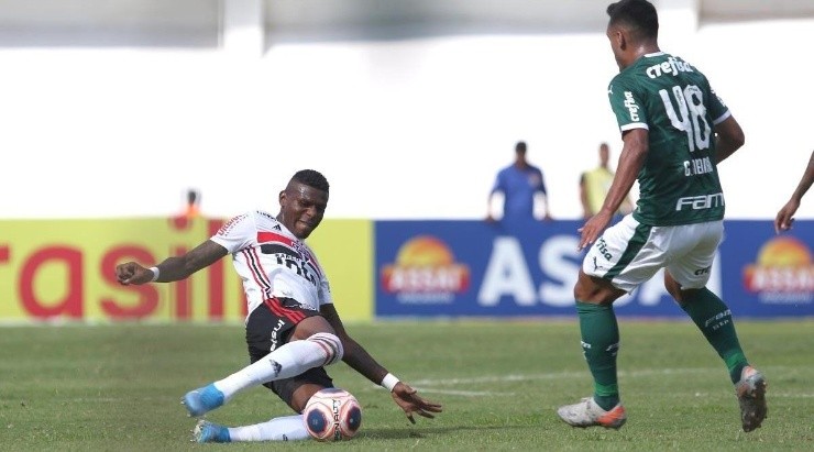 Zagueiro recusou 'trocar camisas' no jogo contra o Palmeiras - Foto: Rubens Chiri/SPFC.