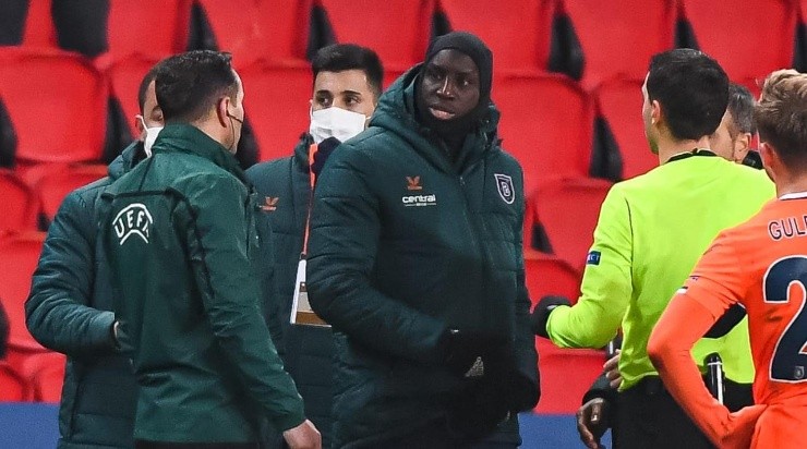 Demba Ba: atacante cobrou explicações do quarto árbitro (Foto: Getty Images)