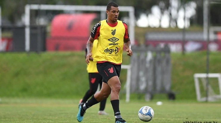 Zé Ivaldo: deve ser titular (Foto: Site Oficial do Athletico/Divulgação)