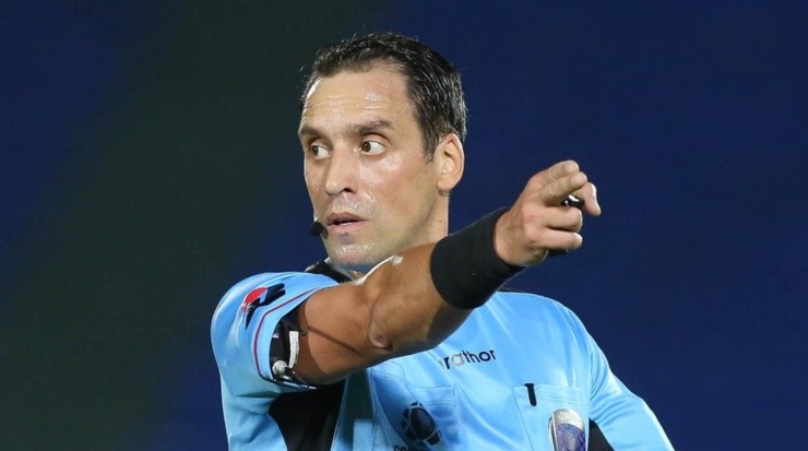 Arbitro foi cobrado pelo lance com Raphael Veiga - Foto: Cesar Greco/Palmeiras.