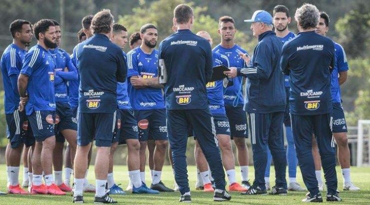 Felipão, de olho na calculadora, comanda treino na Toca da Raposa II – Foto:Gustavo Aleixo/Cruzeiro