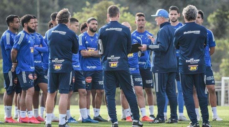 Felipão, de olho na calculadora, comanda treino na Toca da Raposa II – Foto: Gustavo Aleixo – Cruzeiro