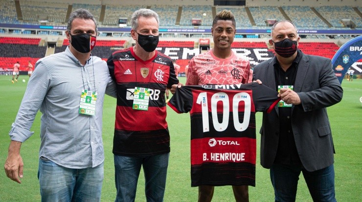 Dirigentes homenagearam Bruno Henrique antes da partida - Foto: Alexandre Vidal/Flamengo.