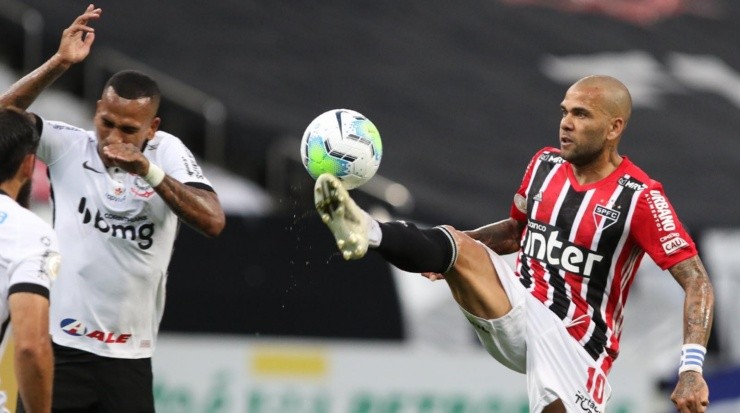 Dani Alves não teve boa atuação contra o Corinthians, mas vinha de uma sequência boa – Foto: Flickr São Paulo Futebol Clube