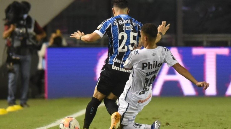 Sandry desarma Pepê: jovem foi destaque nas quartas de final (Foto: Ivan Storti/Santos FC/Divulgação) Sandry desarma Pepê: jovem foi destaque nas quartas de final (Foto: Ivan Storti/Santos FC/Divulgação)