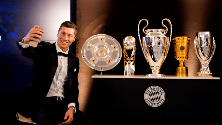 Robert Lewandowski e seus troféus da atual temporada. (Foto: Sports Center/ ESPN)