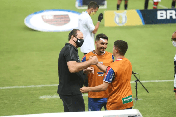 Ceni com jogadores do Fortaleza. (Foto: Natinho Rodrigues / SVM)
