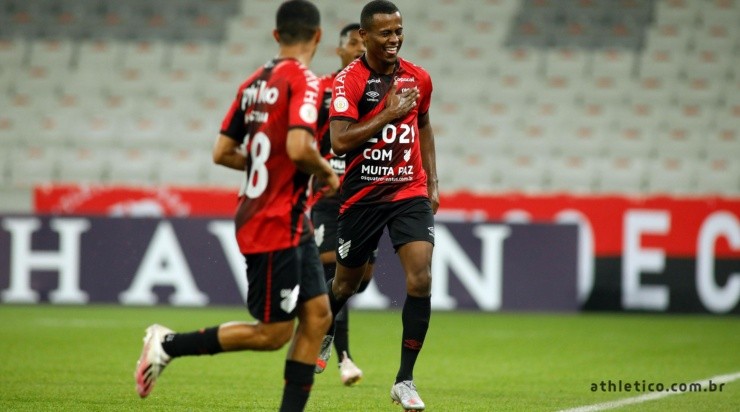 Carlos Eduardo: decisivo (Foto: José Tramontin/Site Oficial do Athletico/Divulgação) Carlos Eduardo: decisivo (Foto: José Tramontin/Site Oficial do Athletico/Divulgação)