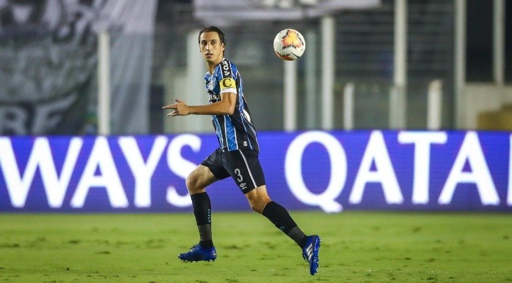 Geromel saiu com dores após um chute de fora da área - Foto: Lucas Uebel/Grêmio.