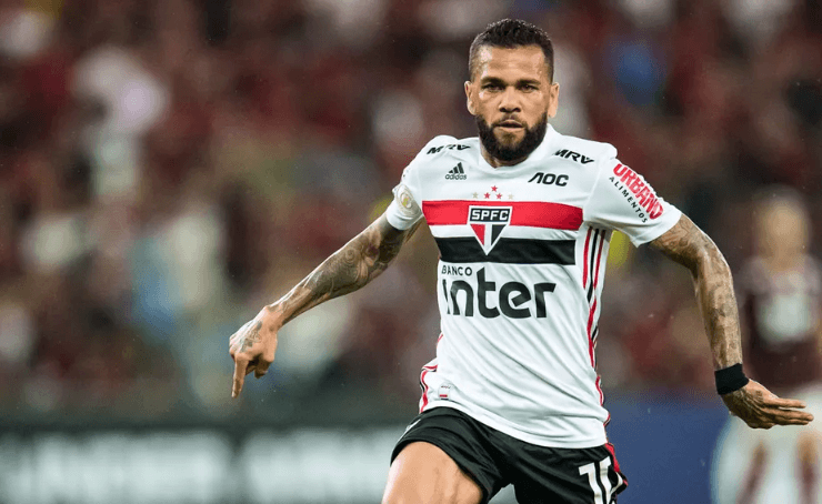 Daniel Alves pode ajudar o São Paulo ficar com a vaga na final. (Foto: Getty Images)