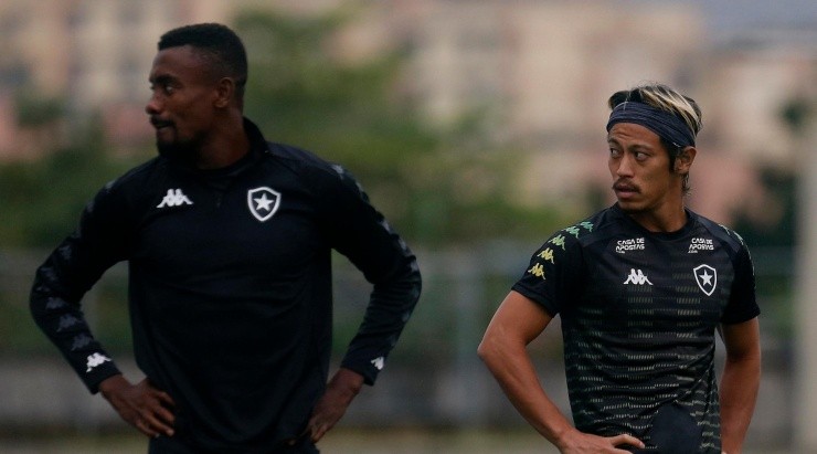 Kalou e Honda: japonês já deixou o Glorioso (Foto: Vitor Silva/Botafogo/Divulgação)