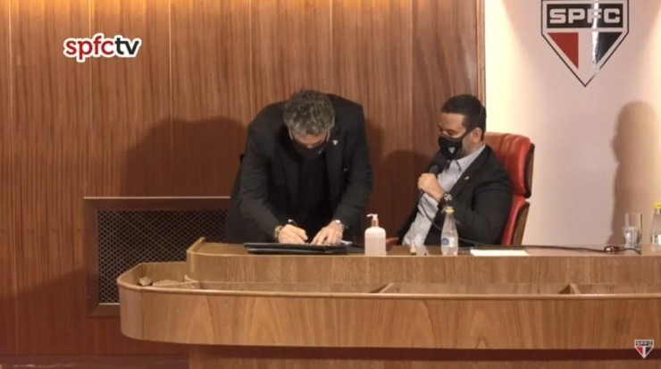 Assinatura do livre de posse: Casares assumiu o comando do Tricolor (Reprodução/spfctv)