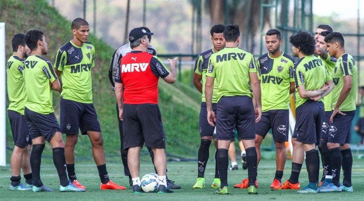 Treinador durante treino em 2015 - Foto: Bruno Cantini/CAM.