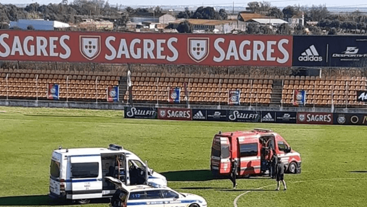 Ambulâncias em campo para atender jogador. (Foto: record.pt)