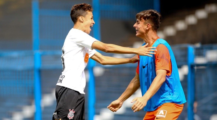 Matheus (esq) vem se destacando no Timão - Foto: Rodrigo Coca/Corinthians.