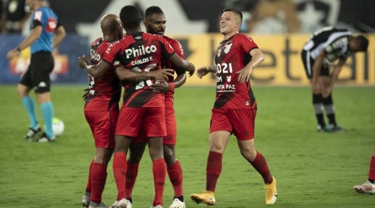 Athletico Paranaense venceu a terceira seguida no Brasileirão
