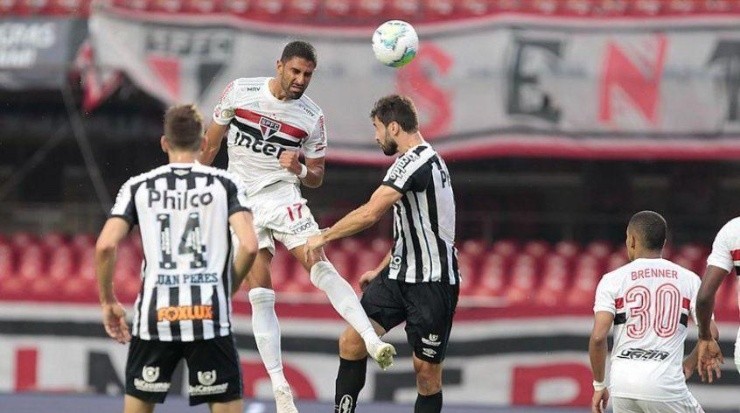 São Paulo perdeu para o Santos e viu sua distancia para o Internacional diminuir para 3 pontos. Foto: Divulgação
