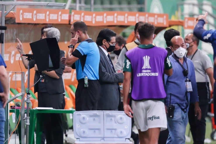 Árbitro da partida na cabine do VAR. (Foto: Getty Images)