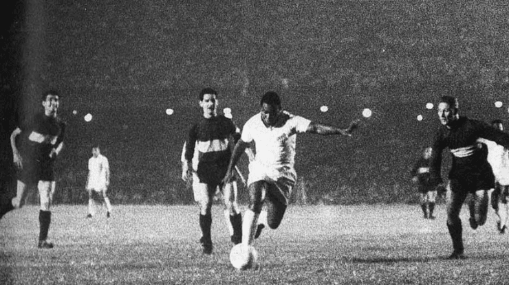 Pelé em campo contra o Boca Juniors. (Foto: Acervo LANCE!)