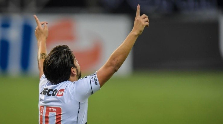 O camisa 10 Benítez fica no Vasco ao menos até junho – Foto: Getty Imagens